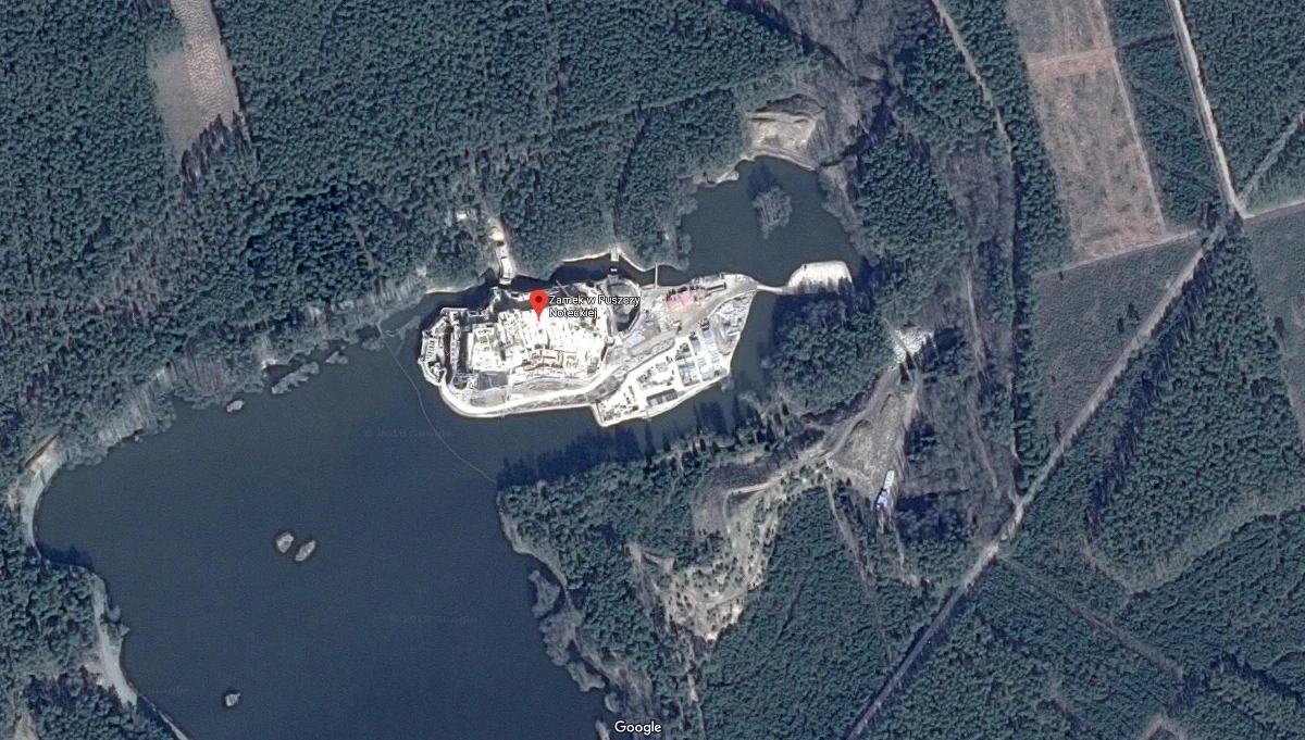 Inwestor zamku w Puszczy Noteckiej na obszarze Natura 2000 od początku planował zbudować tam hotel, a nie - jak deklaruje obecnie - piętnastopiętrowy budynek mieszkalny - wynika z dokumentów, do których dotarł reporter RMF FM. Już w 2009 roku we wniosku do gminy o sporządzenie miejscowego planu zagospodarowania przestrzennego dla terenu inwestycji wyraźnie mowa o zamiarze postawienia tam nowoczesnego kompleksu wypoczynkowego. Budowa zamku trwa od 2015 roku, jednak zrobiło się o niej głośno dopiero na początku lipca - po tym, jak inwestycję wytropili aktywiści miejscy i ekolodzy. Zamczysko zajmuje obecnie 2,5 hektara. Główna część gmachu będzie mierzyć ok. 50 metrów wysokości - to 14 pięter.