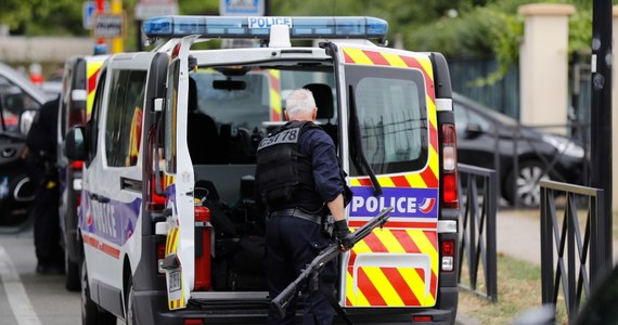 W ataku nożownika w Trappes na przedmieściach Paryża zginęły dwie osoby - matka i siostra napastnika - a jedna została poważnie ranna. Sprawcę zastrzeliła policja. Jak podał szef resortu spraw wewnętrznych Gerard Collomb, sprawa nie jest na razie traktowana jako akt terroru.