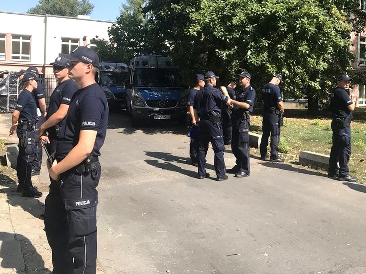 Krajowa Rada Sądownictwa z ponad godzinnym opóźnieniem rozpoczęła posiedzenie plenarne, na którym mają zostać zaopiniowani kandydaci do Izby Dyscyplinarnej Sądu Najwyższego. Są pierwsze kandydatury, które odrzucono. Przed siedzibą Rady pojawili się policjanci.
