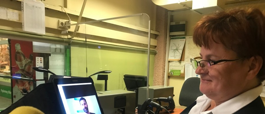 Usługa wideotłumacza ruszyła własnie w sześciu kasach Kolei Mazowieckich w Warszawie. Ma ona ułatwić niesłyszącym i słabosłyszącym porozumienie się w kasie przy zakupie biletów oraz przy uzyskiwaniu informacji. Kasa wyposażona jest w tablet, dzięki któremu w każdej chwili można połączyć się z tłumaczem języka migowego. 