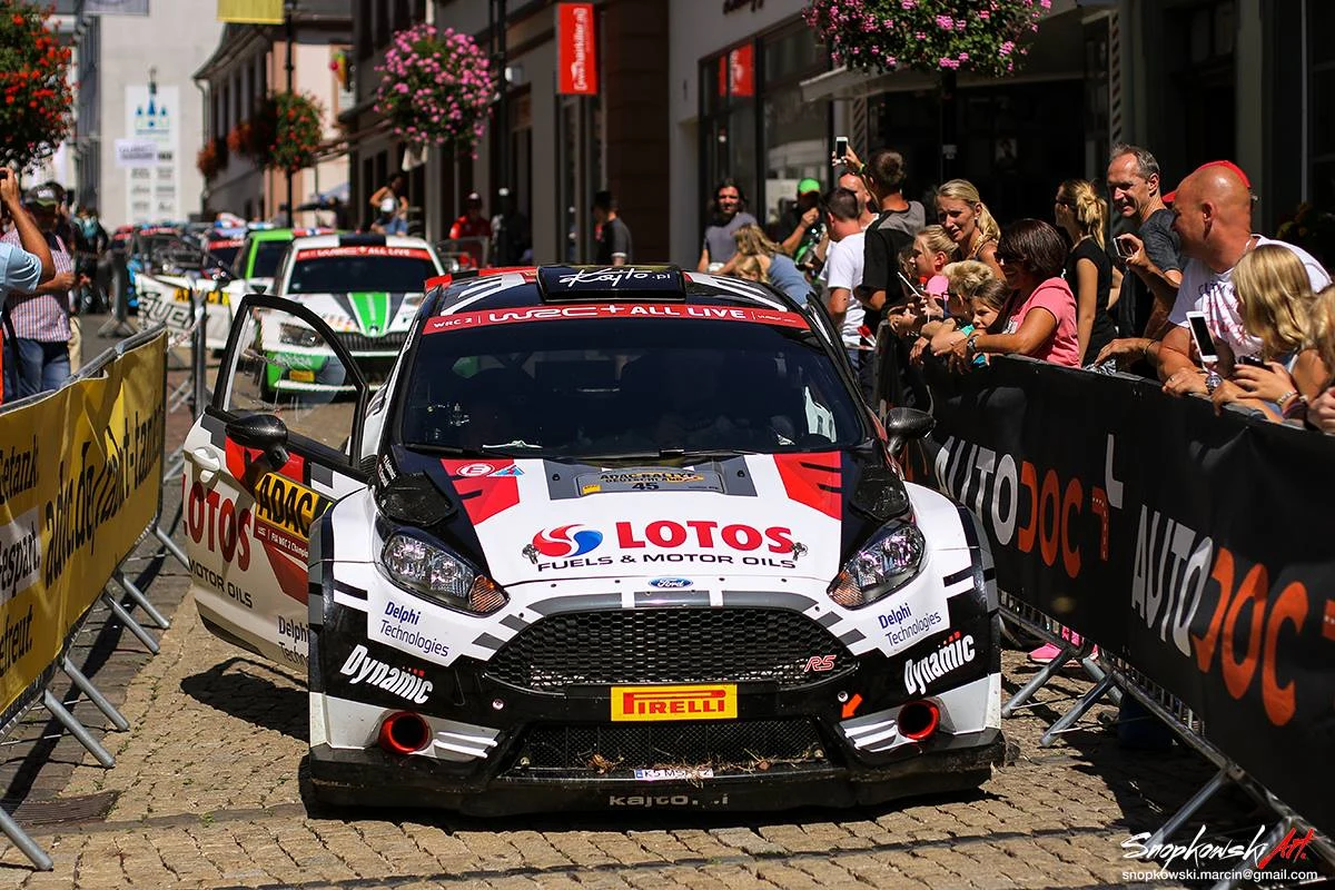 Blisko 320 kilometrów, na które składa się 17 odcinków specjalnych – tak zapowiada się 11. edycja Rajdu Turcji, powracającego po ośmiu latach przerwy do kalendarza Rajdowych Mistrzostw Świata. Dla Kajetana Kajetanowicza i Macieja Szczepaniaka będzie to trzeci start w tegorocznym cyklu WRC. Polacy tradycyjnie korzystać będą z Forda Fiesty R5, obsługiwanego przez polski oddział M-Sportu. Baza i strefa serwisowa szutrowych zawodów zlokalizowane będą w mieście Marmaris, leżącym w południowej części kraju, nad malowniczym brzegiem Morza Egejskiego.