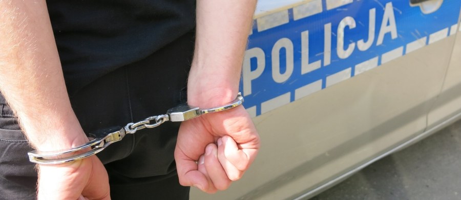 ​6 policjantów z Żor tymczasowo aresztowanych. Taką decyzję podjął sąd w Gliwicach. W środę prokuratura postawiła im zarzut brania łapówek od kierowców, którzy łamali przepisy drogowe. Ponieważ podejrzanym grozi nawet do 10 lat więzienia i zdaniem prokuratury mogliby utrudniać śledztwo, śledczy złożyli wniosek o tymczasowy areszt. Prokuratorzy nie wykluczają kolejnych zatrzymań w tej sprawie.