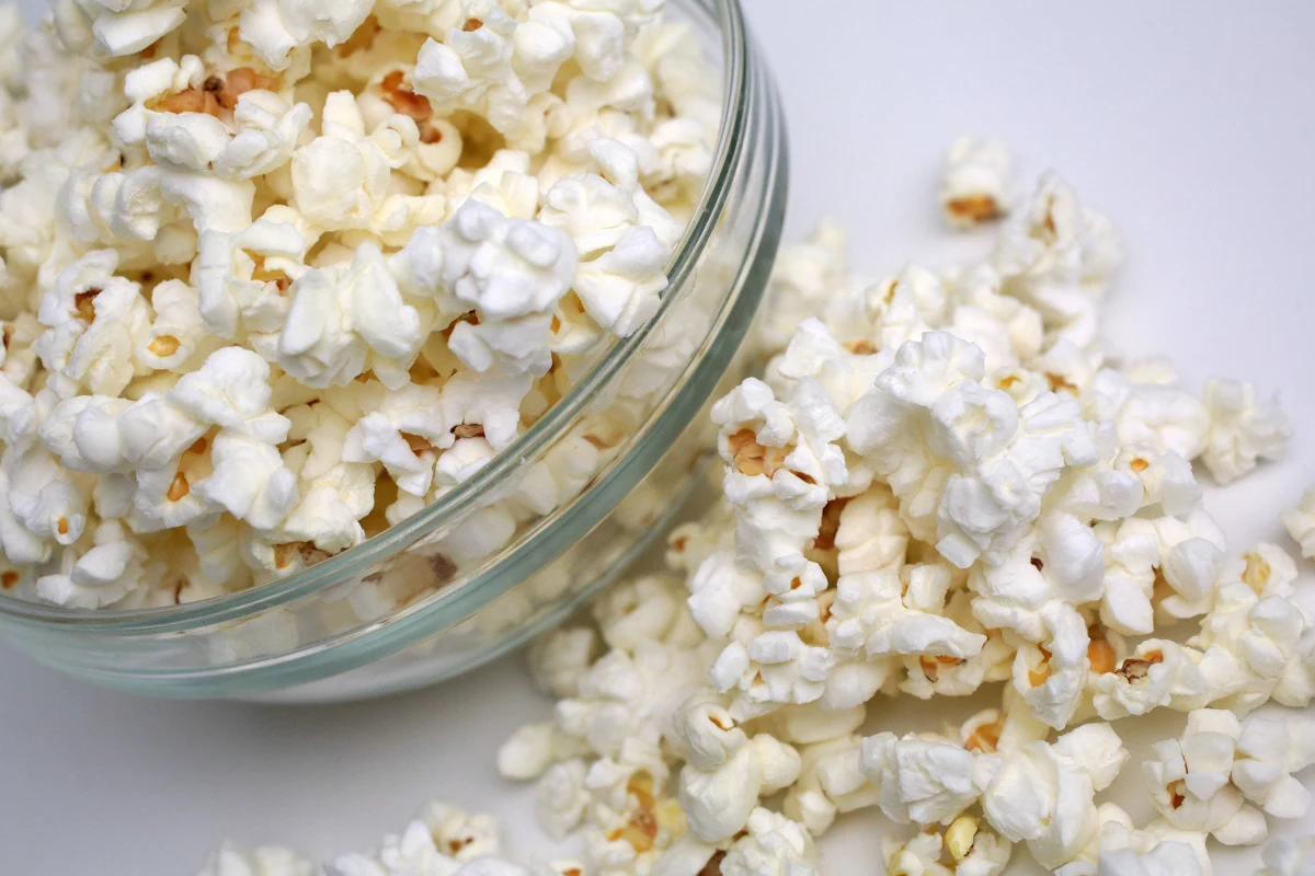 Szwedzkie władze uznały, że przyszedł czas na przećwiczenie scenariusza akcji ratunkowej na wypadek wycieku oleju do wód Bałtyku. W tym celu wrzucą do morza 40 000 litrów popcornu. "Jest przyjazny dla środowiska i świetnie symuluje utrzymującą się na powierzchni wody plamę oleju" – wyjaśniał Lars Persson, przedstawiciel władz lokalnych Skanii.