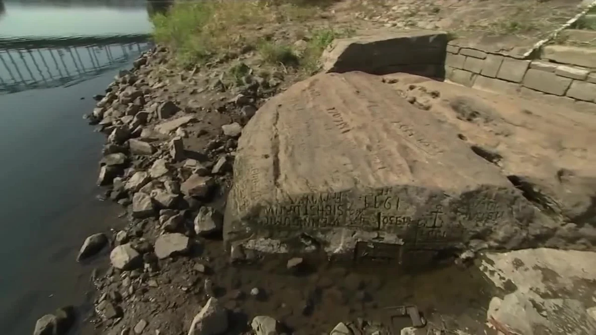 Głazy znane jako "kamienie głodu" na nowo pojawiły się na powierzchni, gdy przez suszę opadła rzeka Łaba. Na kilkunastu odkrytych głazach widnieją napisy z ostrzeżeniami przed "nadchodzącymi ciężkimi czasami". Najstarsza wyryta data to 1616, oprócz niej na tym samym kamieniu widnieje napis "Kiedy mnie zobaczysz, płacz". Głaz ten uważany jest za jeden z najstarszych punktów orientacyjnych w Europie Środkowej.