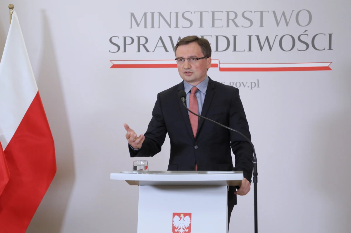 Prokurator generalny skierował wniosek do Trybunału Konstytucyjnego ws. przepisów, na podstawie których Sąd Najwyższy zawiesił niektóre zapisy nowej ustawy o SN - poinformowała w komunikacie Prokuratura Krajowa. Jak przekazano, Zbigniew Ziobro uznał, że skierowanie przez Sąd Najwyższy pytań prejudycjalnych do Trybunału Sprawiedliwości UE oraz zawieszenie stosowania niektórych przepisów ustawy o SN to "rażące przekroczenie kompetencji" przez SN.