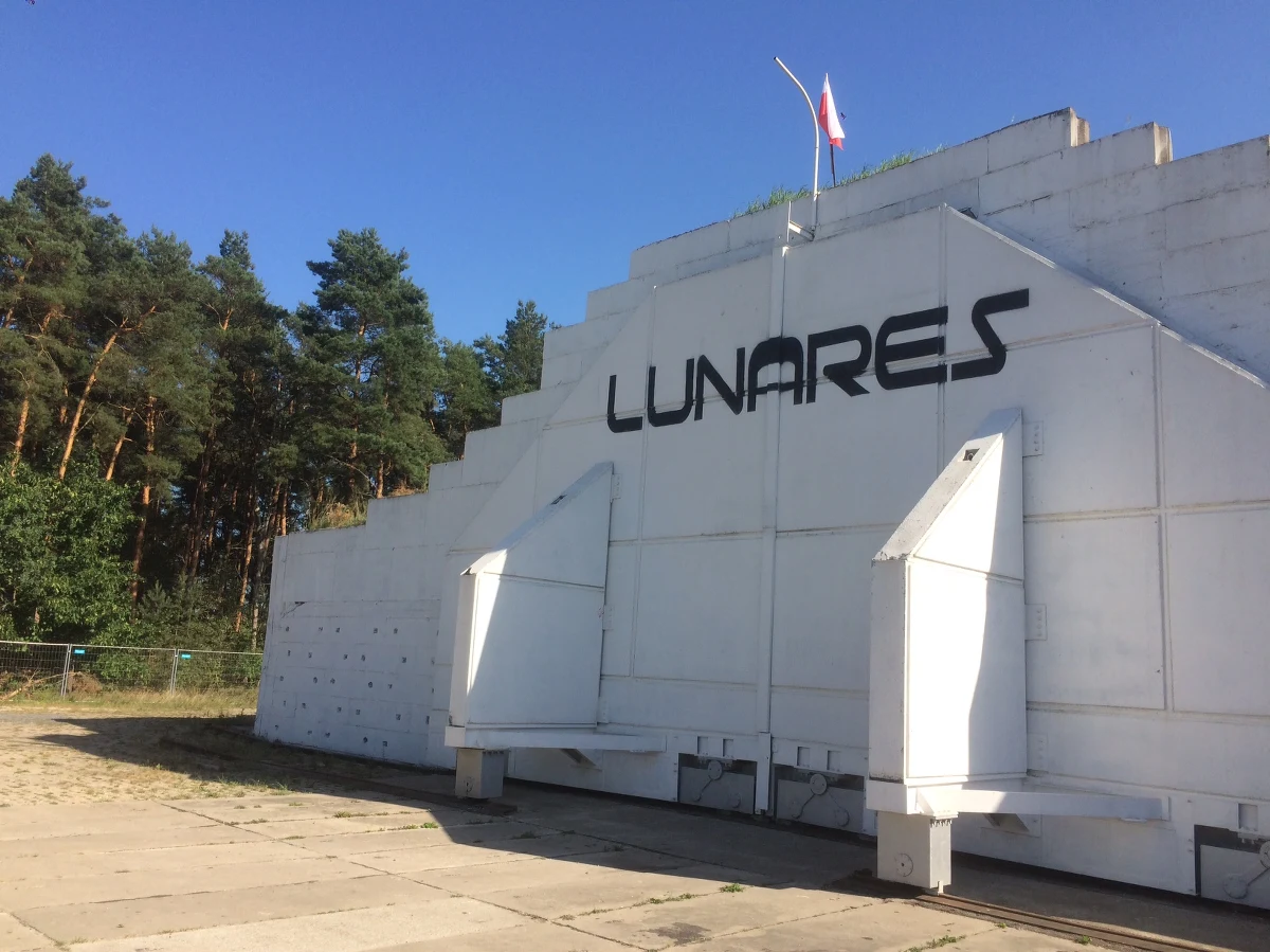 Jeszcze 20 lat temu nikt nie mógłby tu wejść bez wiedzy wojska i stosownej przepustki. Teren był pilnie strzeżony, otoczony wysokim płotem i zasiekami, a w hangarach stacjonowały radzieckie myśliwce SU. Tak mniej więcej wyglądał teren 6. Pułku Lotnictwa Myśliwsko Bombowego na pilskim lotnisku. Zlikwidowano go pod koniec 1998 roku. Od tego momentu teren bazy, razem z całą infrastrukturą stopniowo niszczał, a część wojskowego sprzętu padła łupem złodziei. Po kilkunastu latach poszczególne pomieszczenia czy hangary zaczęto jednak wynajmować firmom, organizacjom, a w zeszłym roku także… astronautom. 