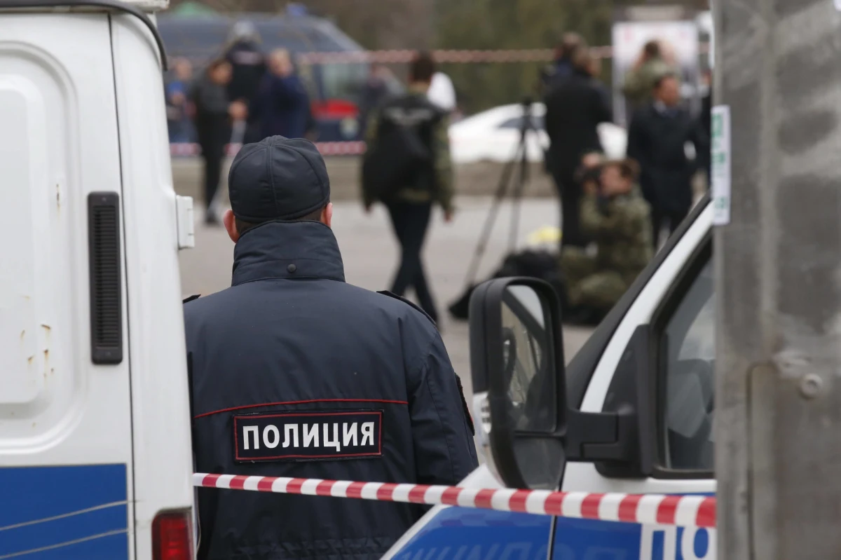 Mężczyzna otworzył ogień do policjantów w centrum Moskwy, raniąc jednego z nich. Gdy ci odpowiedzieli, używając broni, został śmiertelnie postrzelony – poinformowały rosyjskie agencje.