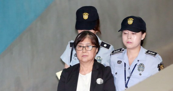 Sąd apelacyjny w Seulu skazał w piątek byłą prezydent Korei Południowej Park Geun Hie na 25 lat więzienia za nadużycie władzy, korupcję i wymuszenia. W ubiegłym roku Park została ostatecznie usunięta z urzędu w rezultacie skandalu korupcyjnego.