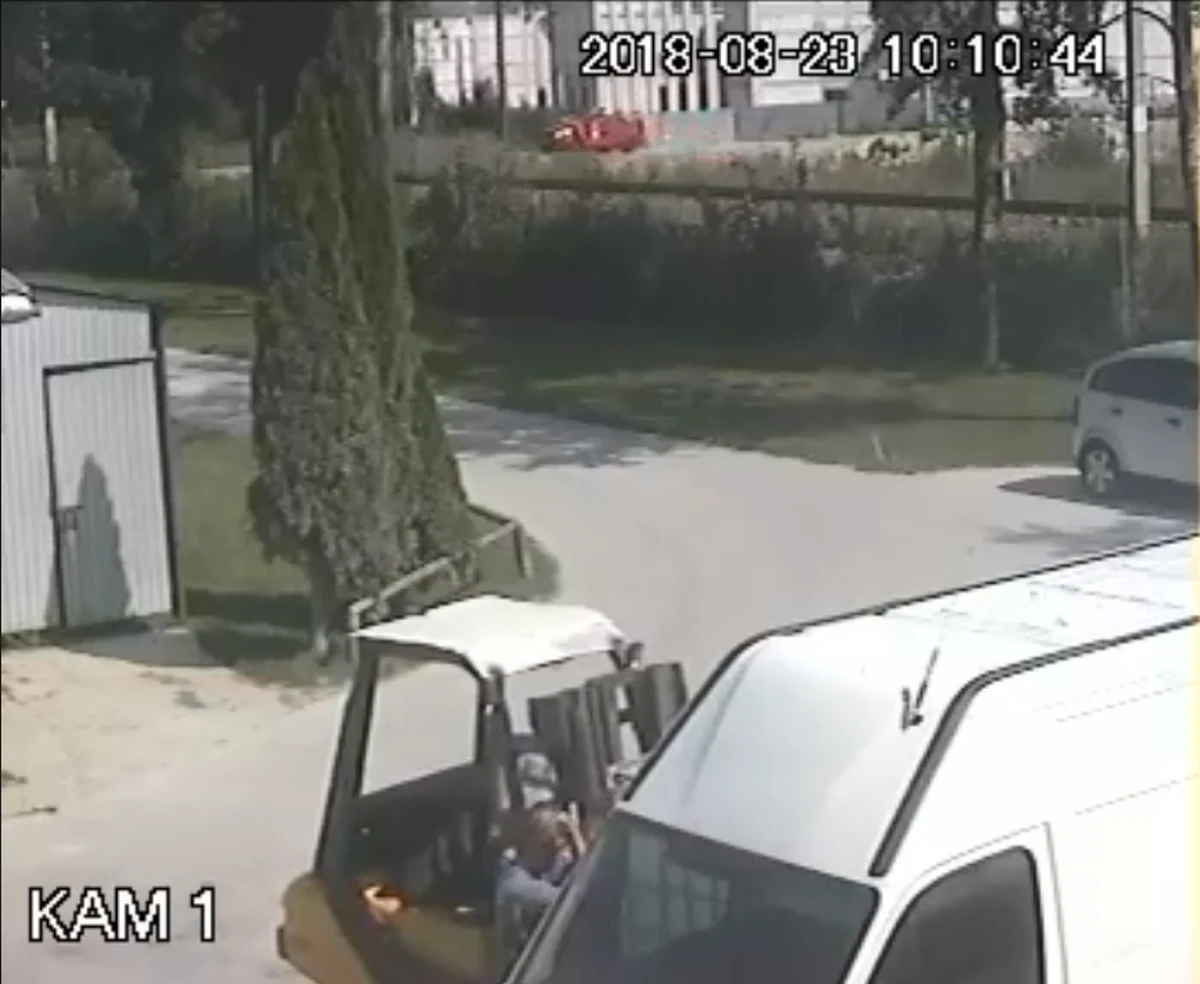 Prokuratura będzie wyjaśniała okoliczności śmiertelnego wypadku, do którego doszło w miejscowości Zaskale w Małopolsce. Kobieta, która zdawała egzamin na prawo jazdy, wjechała na torowisko i zginęła potrącona przez pociąg. Egzaminatorowi, który był z nią w aucie, udało się uciec. Z jego zeznań wynikało, że w samochodzie zgasł silniki i mimo kilkakrotnych prób nie dało się go uruchomić.