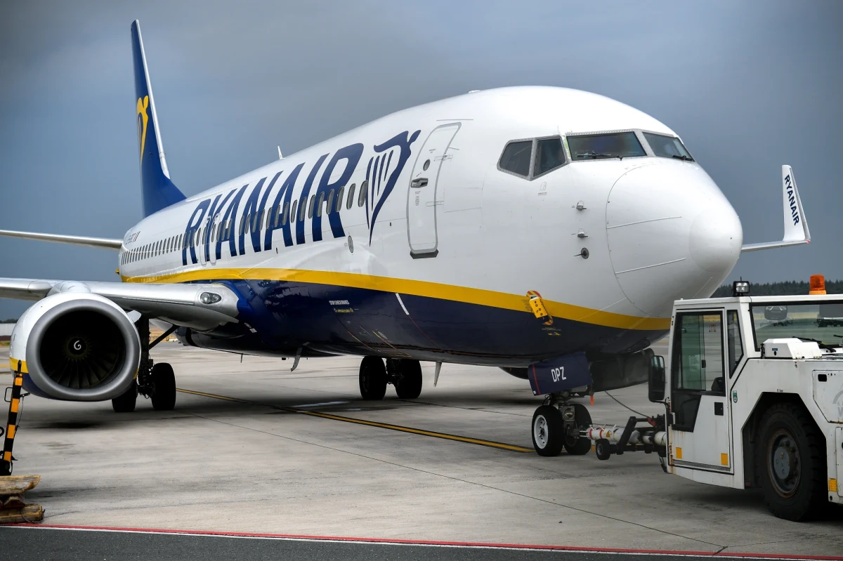 Ryanair kończy z długoletnią praktyką, która zezwalała pasażerom wziąć na pokład samolotu ważący do 10 kg bagaż za darmo. Teraz usługa ta będzie płatna.