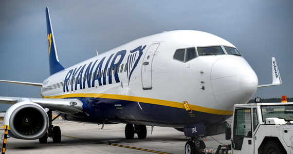Ryanair kończy z długoletnią praktyką, która zezwalała pasażerom wziąć na pokład samolotu ważący do 10 kg bagaż za darmo. Teraz usługa ta będzie płatna.