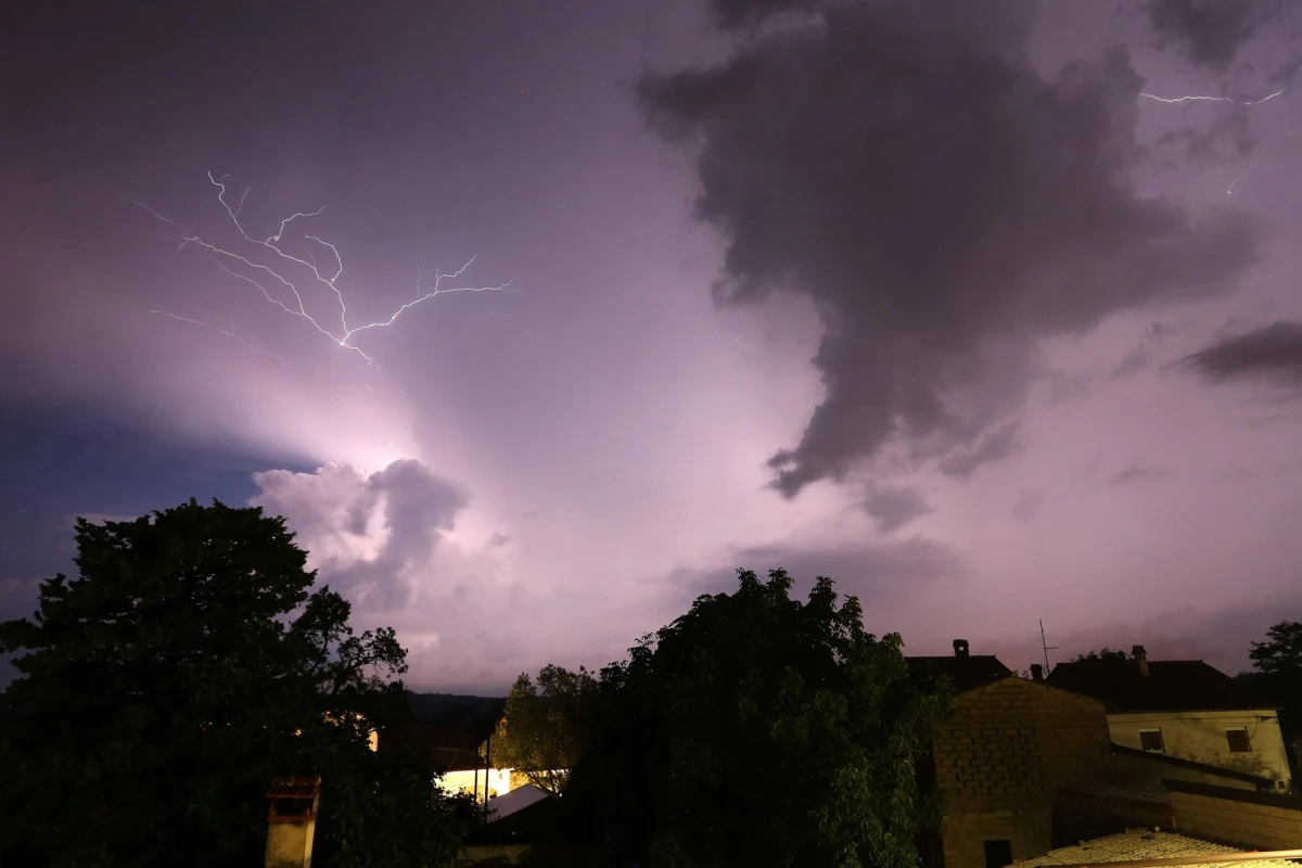 Nad województwem opolskim przeszedł front atmosferyczny. W Krapkowicach doszło do nietypowego zjawiska - burzy piaskowej. Pogoda nie była też łaskawa dla innych regionów w kraju. Po ulewie w Lędziechowie na Pomorzu został wstrzymany ruch pociągów na trasie Lębork-Łeba. Ponad 70 strażackich interwencji odnotowano po burzach w Śląskiem, tyle samo na Dolnym Śląsku a ponad 40 w Łódzkiem. 15 tys. odbiorców nie miało prądu po przejściu burz na Podlasiu. 
