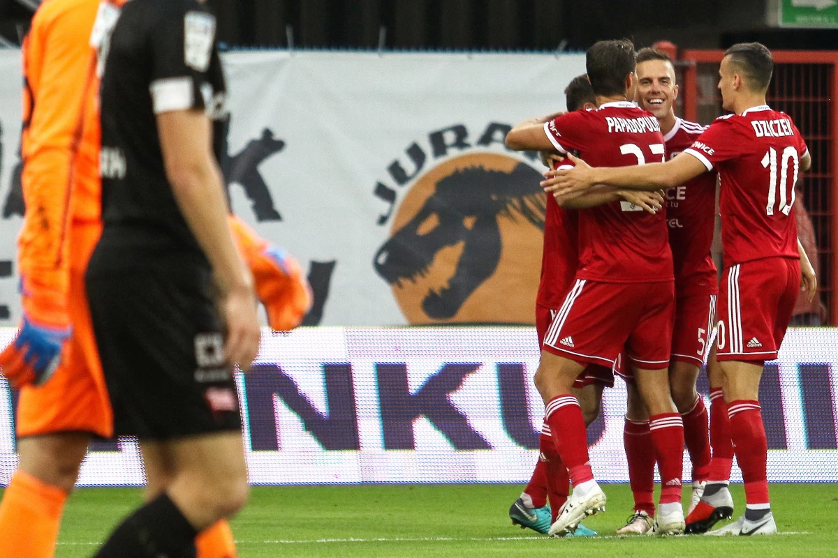 Piast Gliwice, grając od 12. minuty w liczebnej przewadze, pokonał u siebie Cracovię 3:1 w piątkowym pierwszym meczu 6. kolejki piłkarskiej ekstraklasy. 