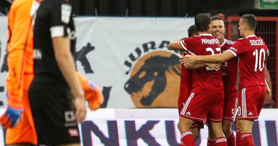 Piast Gliwice, grając od 12. minuty w liczebnej przewadze, pokonał u siebie Cracovię 3:1 w piątkowym pierwszym meczu 6. kolejki piłkarskiej ekstraklasy. 