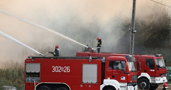Strażacy zaczynają wygrywać walkę z ogniem na wysypisku śmieci w Studziankach koło Białegostoku. Pożar wybuchł tam wczoraj po południu i objął wysokie na 20 metrów hałdy śmieci o powierzchni blisko dwóch hektarów. 