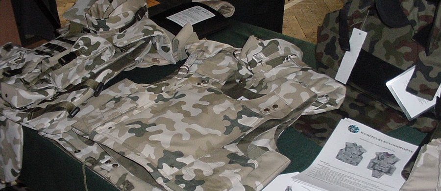 Agencja Mienia Wojskowego do tej pory sprzedawała rzeczy podczas lokalnych wyprzedaży, teraz ruszyła ze sklepem internetowym. W ofercie znalazło się kilka rodzajów wojskowych butów, mundury, płaszcze, kożuchy, kurtki i futrzane czapki. Przez internet dostępnych jest łącznie niemal 40 nowych produktów.