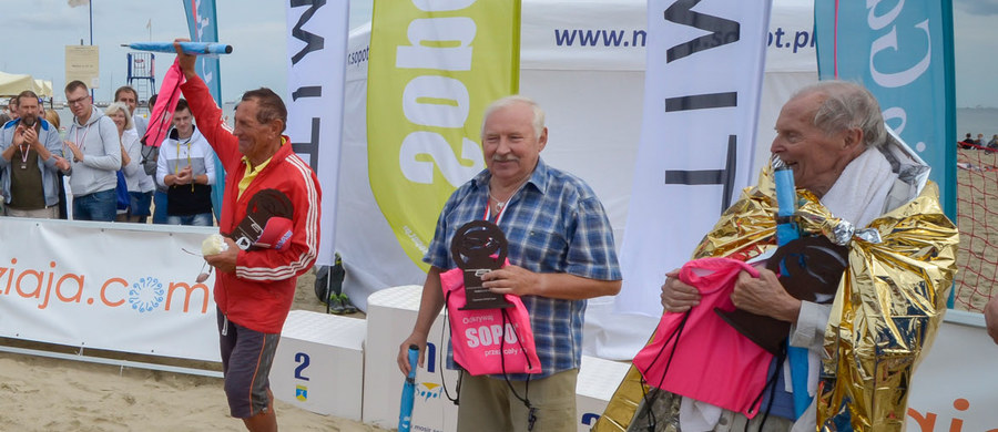 88 letni zawodnik bez problemu opłynął sopockie molo. Pan Lucjan Prządo z Warszawy zrobił to podczas Timex Cup 2018. Pokonał dystans 1200 metrów także w ubiegłym tygodniu i w bardzo dobrej kondycji ukończył zawody.