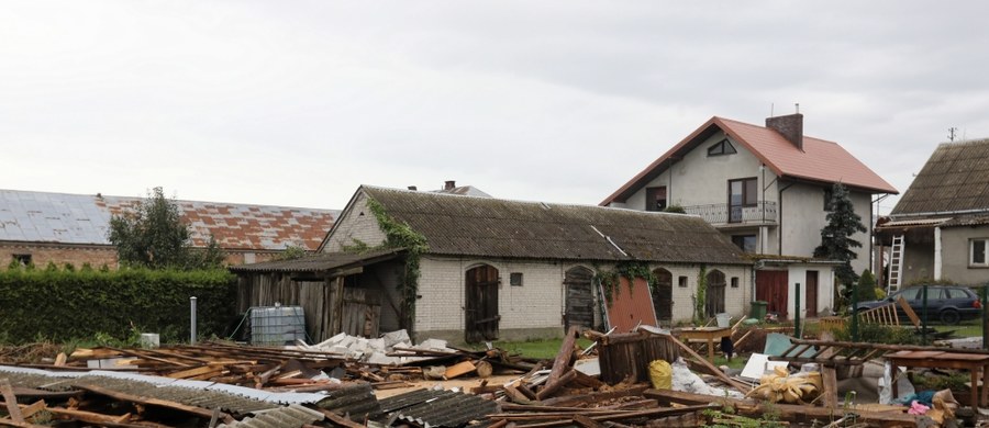 Ponad 4 tysiące odbiorców na Podlasiu wciąż nie ma jeszcze prądu po wczorajszych burzach. W innych regionach energetykom udało się przywrócić zasilanie. Strażacy ciągle odbierają zgłoszenia z prośbami o interwencje. 