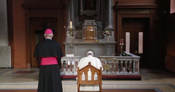 Papież Franciszek spotkał się w sobotę w Dublinie z grupą ofiar pedofilii - podał Watykan. Spotkanie z osobami, które były wykorzystywane przez ludzi Kościoła z Irlandii, było już wcześniej zapowiadane. Jego szczegóły utrzymywano w tajemnicy ze względu na dobro ofiar.