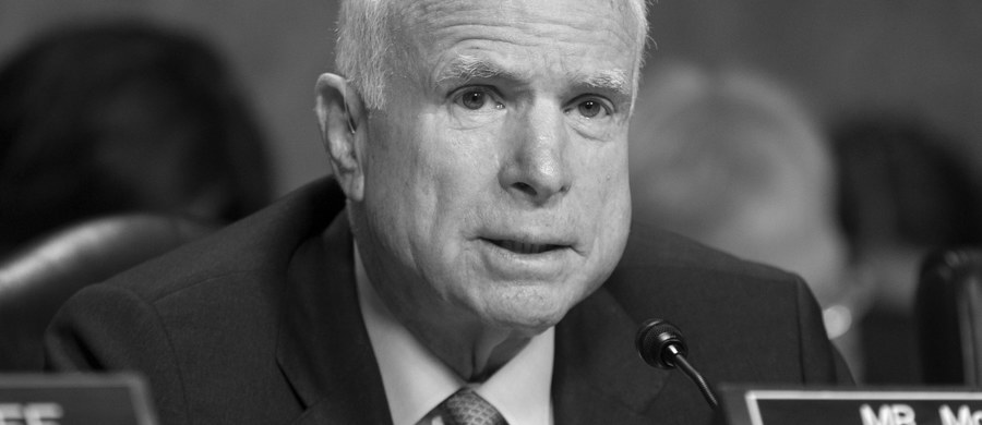 W wieku 81 lat zmarł w sobotę John McCain, amerykański senator Partii Republikańskiej z Arizony, kandydat tej partii w wyborach prezydenckich w 2008 roku - poinformowało jego biuro senackie. W Stanach Zjednoczonych miał opinię bohatera wojny wietnamskiej.