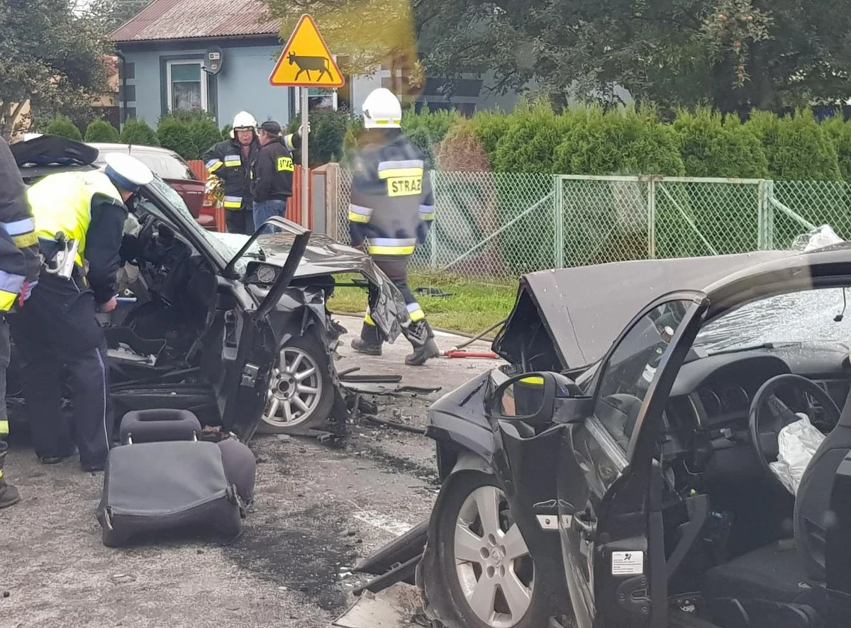 Jedna osoba zginęła, siedem zostało rannych w zderzeniu dwóch samochodów w miejscowości Pawłów w powiecie starachowickim w Świętokrzyskiem. Informację dostaliśmy na Gorącą Linię RMF FM. 