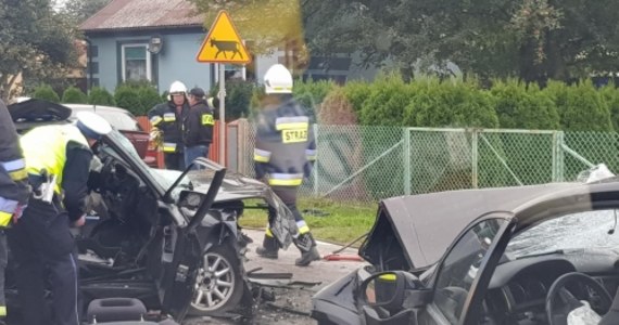 Jedna osoba zginęła, siedem zostało rannych w zderzeniu dwóch samochodów w miejscowości Pawłów w powiecie starachowickim w Świętokrzyskiem. Informację dostaliśmy na Gorącą Linię RMF FM. 