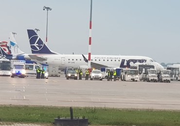 Awaryjne lądowanie bombardiera LOT-u na lotnisku w Warszawie. Powodem kłopoty z podwoziem
