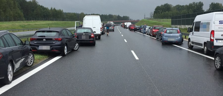 Dziesięć osób zostało rannych w zderzeniu sześciu samochodów na małopolskim odcinku autostrady A4 w okolicach Nowych Żukowic - informują strażacy. Związane z wypadkiem utrudnienia już się zakończyły.