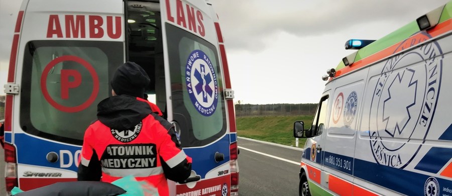 Trzeźwieje i być może jutro usłyszy prokuratorskie zarzuty. Ponad 2,5 promila alkoholu miał kierowca samochodu, którego pasażerka zginęła w wypadku w Skępem w woj. kujawsko-pomorskim. To ustalenia policji w sprawie tragedii, do której doszło przed północą.