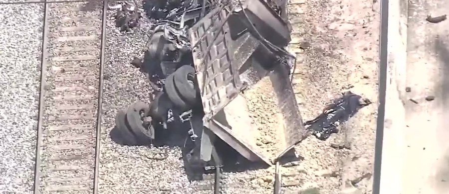Pociąg uderzył w ciężarową wywrotkę na przejeździe kolejowym w Forth Worth w amerykańskim stanie Teksas. Zginęły dwie osoby, które jechały w kabinie wywrotki Jedenaście osób podróżujących pociągiem zostało przewiezionych do szpitala. Dwie są w stanie ciężkim. 