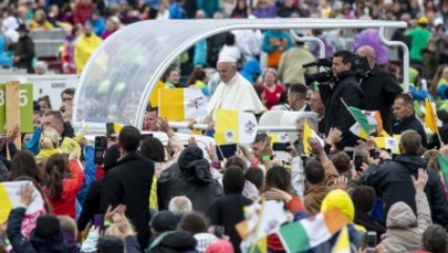 Msza św. w Phoenix Park w Dublinie. Szaty liturgiczne dla papieża  uszyła firma z Piotrkowa