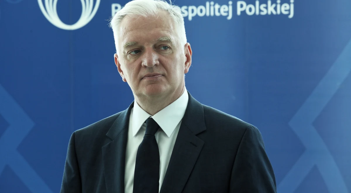 ​"Nasz rząd zapewne nie będzie miał innego wyjścia, jak zignorować orzeczenie Trybunału Sprawiedliwości Unii Europejskiej" - powiedział minister nauki i szkolnictwa wyższego Jarosław Gowin w wywiadzie dla "Do Rzeczy". Wicepremier stwierdził też, że zmiany, jakie wprowadzane są obecnie w polskim sądownictwie, mają charakter przejściowy.