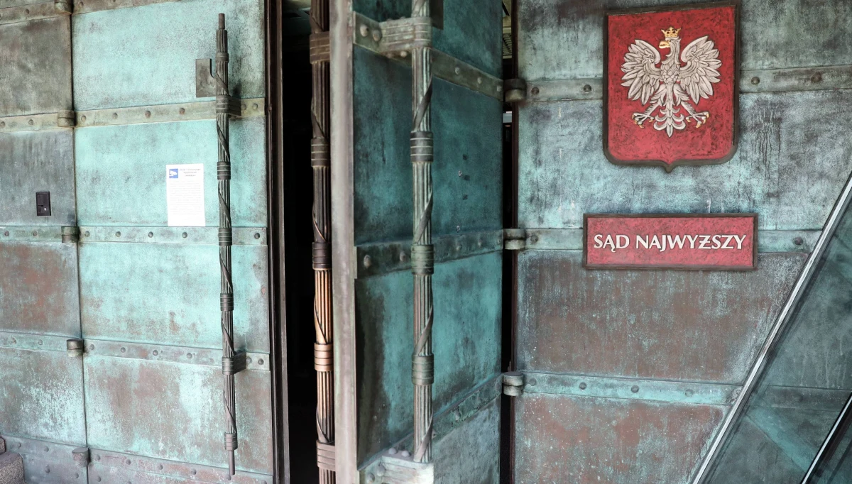 Trybunał Sprawiedliwości Unii Europejskiej rozpoczął rozpoznawanie wniosku złożonego przez Sąd Najwyższy. 2 sierpnia Sąd Najwyższy wystosował pięć pytań prejudycjalnych do Trybunału Konstytucyjnego i zawiesił stosowanie trzech artykułów ustawy o SN określających zasady przechodzenia sędziów tego sądu w stan spoczynku. "To, że procedury w sprawie pytań Sądu Najwyższego wszczęto tak szybko, to ważny sygnał świadczący, że europejski Trybunał widzi wagę tej sprawy" – powiedział dziennikarzowi RMF FM rzecznik tego sądu Michał Laskowski. Tymczasem źródła w TSUE twierdzą, że nie ma żadnego przyśpieszenia w Trybunale UE, a wyznaczenie sędziego i rzecznika wynika z regulaminu.