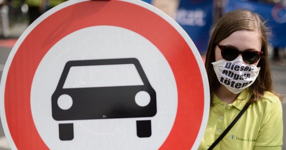 Bawarscy sędziowie rozważają osadzanie polityków w areszcie, by zmusić ich w ten sposób do zadbania wreszcie o czyste powietrze w Monachium, a konkretnie do wprowadzenia zakazu poruszania się po tym mieście samochodów z silnikami Diesla.