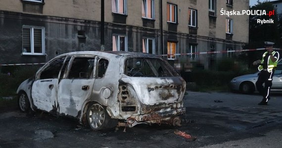 Nowy wątek w dochodzeniu dotyczącym pożaru samochodu, w którym było 3-letnie dziecko. Przypomnijmy, że po tym, jak ojciec opuścił auto, pojazd stanął w ogniu. Gdy wrócił, ruszył do ratowania dziecka. Ostatecznie mu się to udało. Całe zdarzenie obserwowało wiele osób. Śledczy będą sprawdzać, czy zebrani ludzie zaniechali udzielenia pomocy dziecku. Dramat rozegrał się 11 dni temu w Rybniku w Śląskiem.