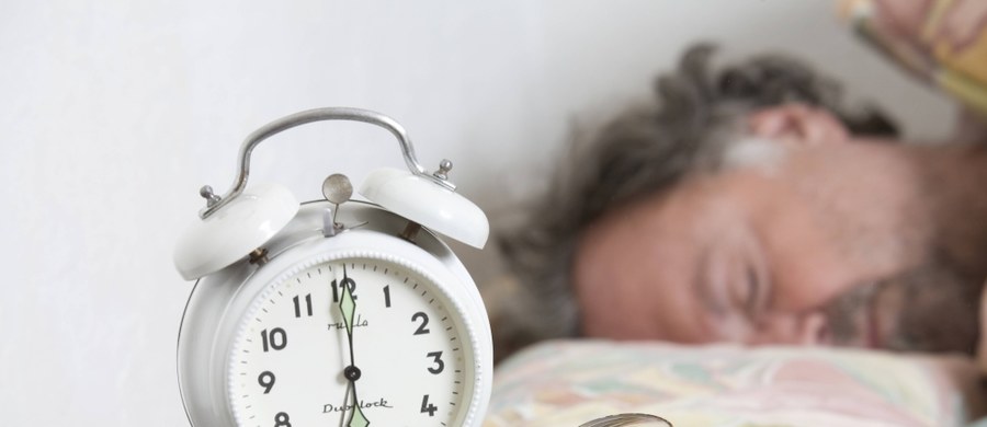 W przypadku snu zarówno niedostatek, jak i nadmiar nie służy naszemu zdrowiu - przekonują greccy naukowcy. Wyniki ich badań, ogłoszone podczas kongresu European Society of Cardiology w Monachium, wskazują, że w dobrze pojętym interesie naszego serca, powinniśmy spać od 6 do 8 godzin na dobę. Zbyt krótki i zbyt długi sen istotnie zwiększa ryzyko chorób układu krążenia. Ogłoszone podczas tego samego kongresu wyniki badań szwedzkich kardiologów pokazują, że u mężczyzn w średnim wieku, śpiących nie więcej niż 5 godzin na dobę, ryzyko poważnych incydentów sercowo-naczyniowych rośnie nawet dwukrotnie.