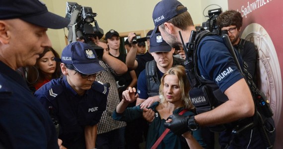 Dziś miał się rozpocząć kolejny dzień posiedzenia plenarnego Krajowej Rady Sądownictwa. Obrady jednak do tej pory nie wystartowały, bo wejście do siedziby KRS zostało zablokowane przez członków Obywateli RP. Przewodniczący KRS poprosił rektora Szkoły Głównej Gospodarstwa Wiejskiego - do której należy budynek, w którym obraduje Rada - o wydanie zgody na interwencję policji. Przedstawiciel uczelni zgodził się, więc mundurowi pojawili się na miejscu i wynieśli protestujących z siedziby KRS. O 13.30 Rada wznowiła obrady.