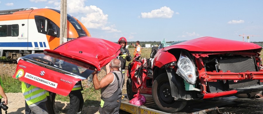 Zarzut nieumyślnego spowodowania katastrofy w ruchu lądowym ze skutkiem śmiertelnym usłyszał egzaminator prawa jazdy, w związku z czwartkowym wypadkiem na przejeździe kolejowym w Szaflarach – donosi TVN24. Zginęła 18-latka, która nie zdążyła opuścić auta przed uderzeniem pociągu. 62-latkowi grozi nawet 8 lat więzienia.