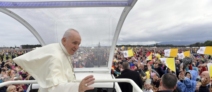 Żal mi papieża Franciszka. Ten najbardziej liberalny w historii przywódca Kościoła katolickiego odwiedził Irlandię. Ma klucz do Stolicy Piotrowej, ale nie jest saperem. Rozbrajanie pola minowego, jakie pozostawił na Zielonej Wyspie skandal pedofilski z udziałem księży, zajmie mu więcej niż dwie doby spotkań z wiernymi. Modlitwy w intencji ofiar przestępców w koloratkach nie wystarczą. Muszą zmienić się w czyny. W przeciwnym razie Kościół w Irlandii trafi na bocznicę historii. 