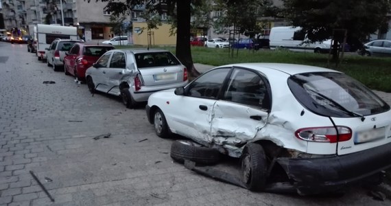 Zarzuty spowodowania zagrożenia bezpieczeństwa w ruchu drogowym i jazdy pod wpływem alkoholu usłyszał 28-latek, który wczoraj swoim samochodem staranował osiem innych aut przy ulicy Pereca we Wrocławiu. Okazało się, że mężczyzna nie miał prawa jazdy.