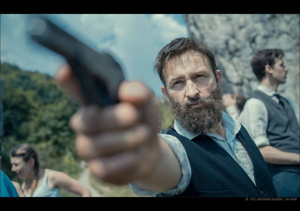 Do sieci trafiły pierwsze oficjalne zdjęcia z planu filmu "Piłsudski", którego reżyserem i scenarzystą jest Michał Rosa. Tytułowego bohatera gra Borys Szyc. 