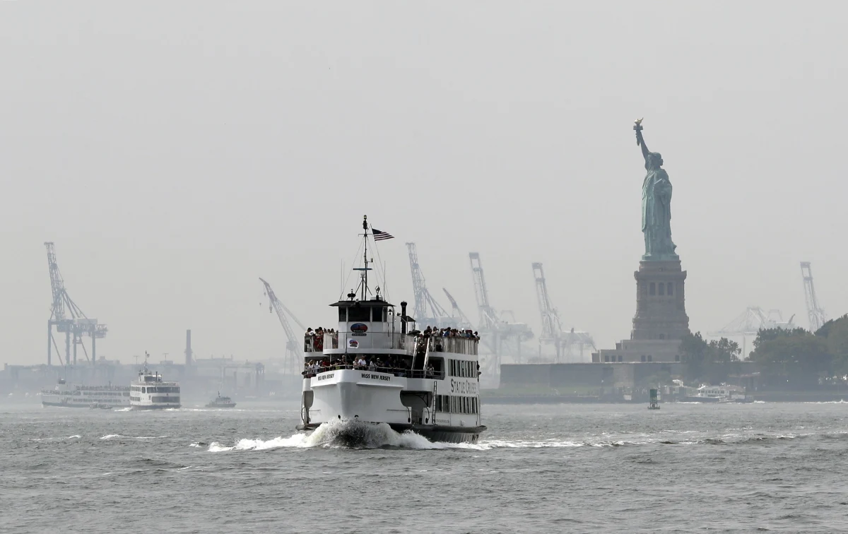 3400 osób ewakuowano ze słynnej nowojorskiej Statuy Wolności i jej okolic, gdy na budowie nowego muzeum sławnego pomnika wybuchł pożar. Jedna osoba została ranna. Jej zdrowiu nie zagraża żadne niebezpieczeństwo.