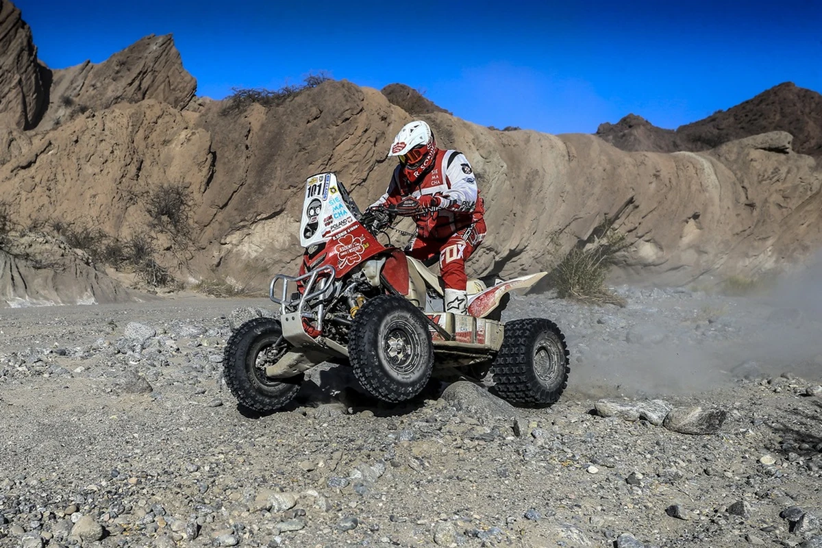 Organizatorzy czwartej rundy Pucharu Świata, od pierwszego etapu zmagań postanowili wystawić zawodników na ciężką próbę. Trudna nawigacja, zniszczone, pełne pułapek koryta wyschniętych rzek, a na koniec długi fragment przerośniętej trawą i krzakami pustyni. "Chyba chcieli nas zmaltretować. I ten plan zdecydowanie się powiódł" – mówił na mecie zmęczony, ale szeroko uśmiechnięty Rafał Sonik. 