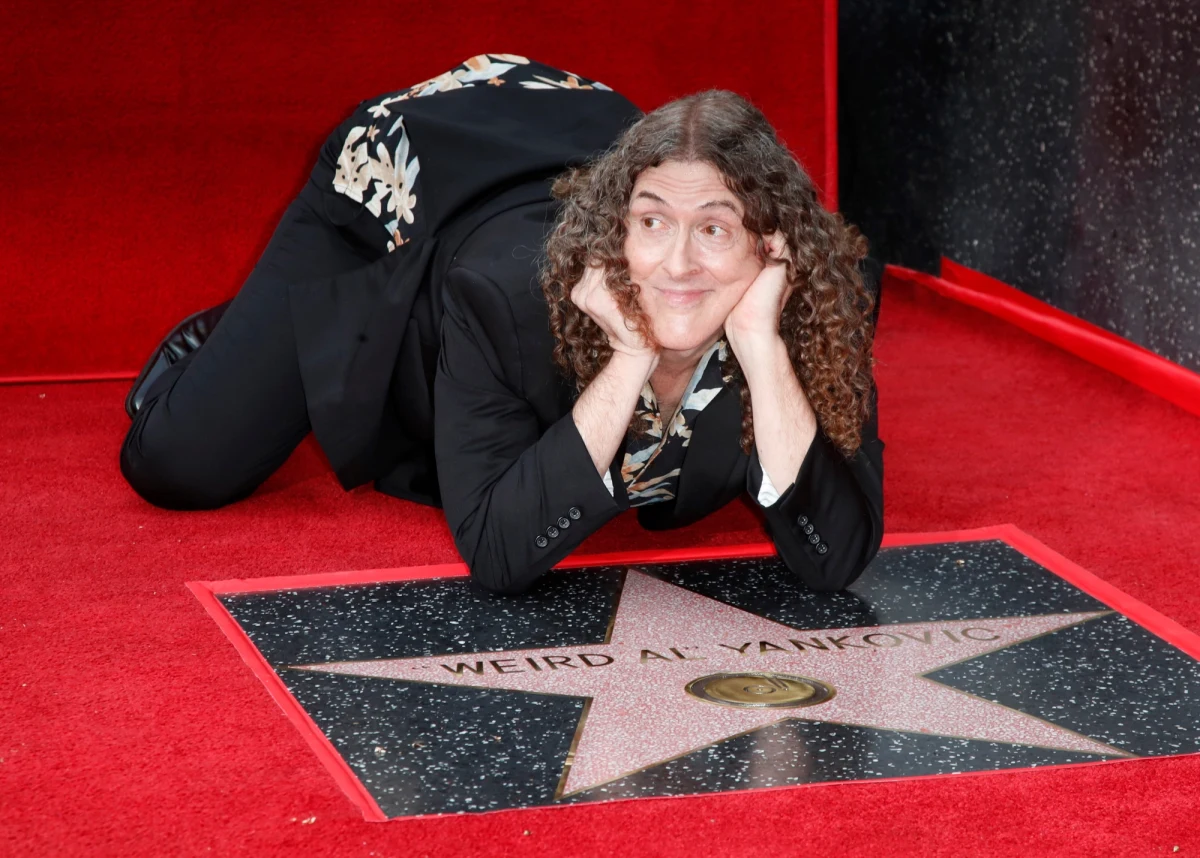 Od dekad wyśmiewa popkulturę parodiując hity muzyki popularnej i kpiąc z jej najbardziej znanych artystów - mowa o Weird Al Yankovicu, amerykańskim satyryku, który doczekał się odsłonięcia swojej gwiazdy w Alei Gwiazd w Hollywood. Przypominamy największe przeboje czterokrotnego zwycięzcy nagrody Grammy.