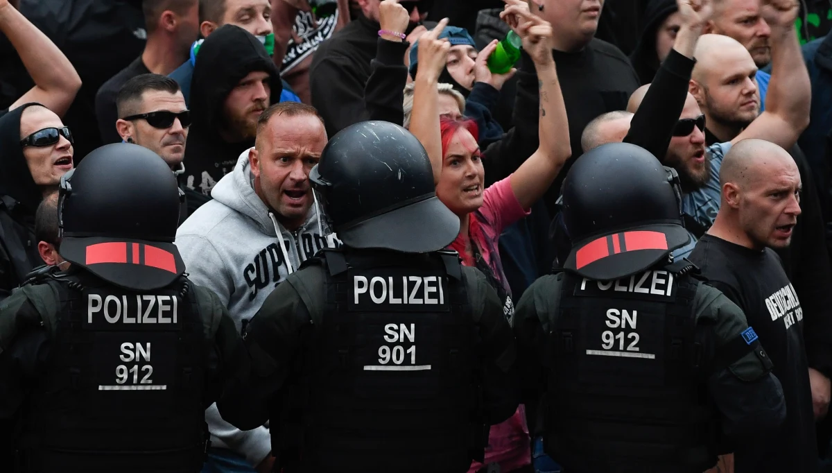 Co najmniej sześć osób zostało rannych podczas drugiego dnia manifestacji prawicowców w niemieckim mieście Chemnitz. Pod ostrzałem krytyki znalazła się policja. Według komentatorów straciła ona kontrolę na tłumem, który opanował ulice miasta. Powodem wyjścia prawicowców na ulice było zabójstwo 35-letniego Niemca, w związku z którym zatrzymano Irakijczyka i Syryjczyka. Manifestacje zaczęły się już w niedzielę i początkowo miały charakter spontaniczny. Z czasem jednak protest przybrał gwałtowny przebieg. Demonstrujący zaczęli atakować imigrantów. W poniedziałek po południu ponownie wyszli na ulice. W ruch poszły pięści i kamienie. 