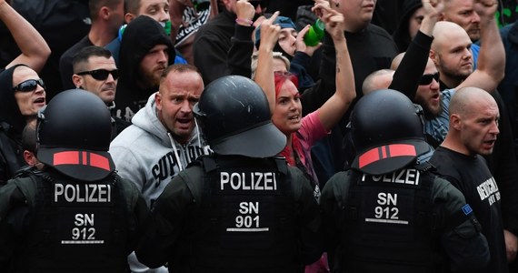Co najmniej sześć osób zostało rannych podczas drugiego dnia manifestacji prawicowców w niemieckim mieście Chemnitz. Pod ostrzałem krytyki znalazła się policja. Według komentatorów straciła ona kontrolę na tłumem, który opanował ulice miasta. Powodem wyjścia prawicowców na ulice było zabójstwo 35-letniego Niemca, w związku z którym zatrzymano Irakijczyka i Syryjczyka. Manifestacje zaczęły się już w niedzielę i początkowo miały charakter spontaniczny. Z czasem jednak protest przybrał gwałtowny przebieg. Demonstrujący zaczęli atakować imigrantów. W poniedziałek po południu ponownie wyszli na ulice. W ruch poszły pięści i kamienie. 