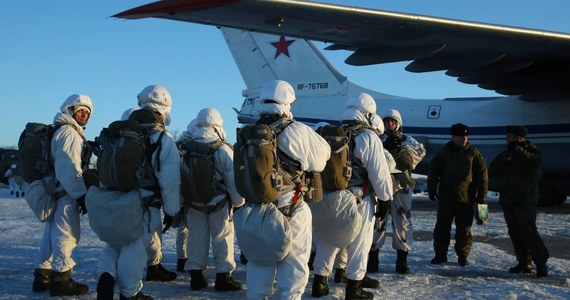Minister obrony Rosji zapowiedział, że kraj ten przeprowadzi największe od 1981 roku manewry wojskowe. W ćwiczeniach Wostok-2018 weźmie udział 300 000 żołnierzy, dwie floty oraz 1000 samolotów. Manewry odbędą się w środkowej i wschodniej części kraju. 