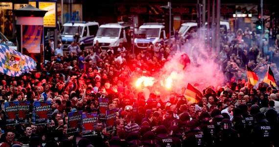 Komentując wydarzenia z Chemnitz, gdzie w bójce z udziałem obcokrajowców zginął Niemiec oraz doszło do starć podczas protestów lewicy i prawicy, niemiecka prasa ostrzega przed spiralą przemocy oraz podkreśla rolę państwa w zapewnianiu bezpieczeństwa.