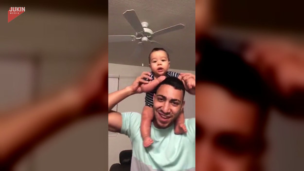 Ojciec posadził swojego syna na ramiona i zaczął tańczyć. I wtedy stało się to... 