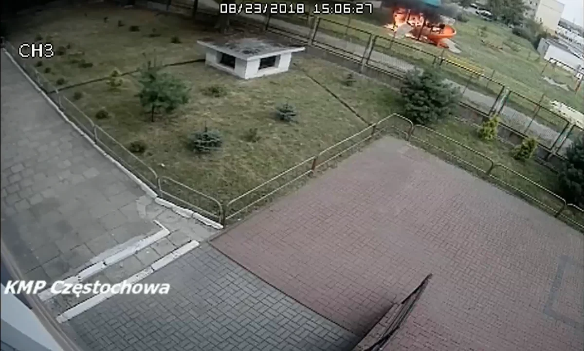 Policjanci z Częstochowy szukają świadków pożaru, do którego doszło w czwartkowe popołudnie na placu zabaw przy ul. Rakowskiej. Na szczęście nikt nie ucierpiał. Spłonęły urządzenia i zabawki o wartości ok. 20 tys. zł. Niewykluczone, że ktoś celowo zaprószył ogień. 